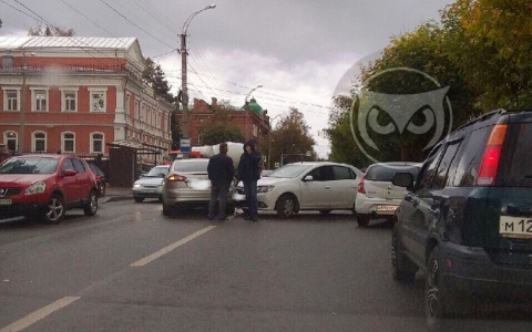 Две иномарки не поделили дорогу в Пензе на улице Куйбышева