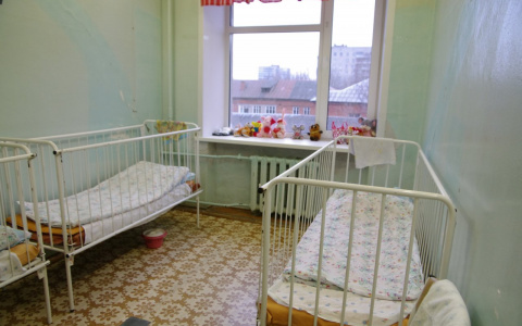 Воспитатель стащила ребенка с кровати: специалисты рассказали о конфликте