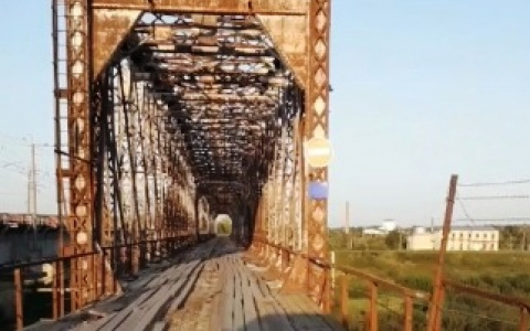 «Во время войны переправы лучше были»: жители об аварийном мосте, по которому возят школьников