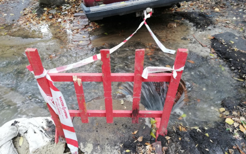 Мамы с колясками идут по досочкам: в Пензе около поликлиники разлилось "море"