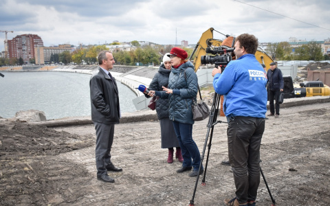 Он был аварийным: на Бакунинском мосту снова собиралась "делегация"