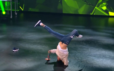 Даже ботинок слетел: Земляк "зажигал" на сцене "Танцев" на ТНТ