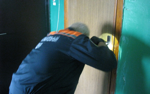 Просил о помощи: спасатели проникли в квартиру к пензенцу