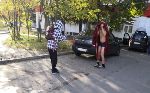 «У него "кондратий"». В Пензе мужчина прятался под халатом от людей – видео