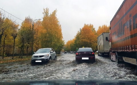 «Где ливневки?!» Пензенцев возмутила затопленная дорога
