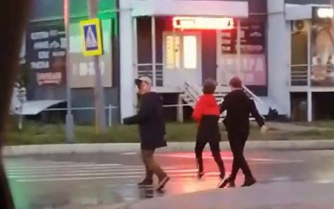 «Пацаны в теме»: в Пензе на перекрестке ребята танцевали под музыку из машины