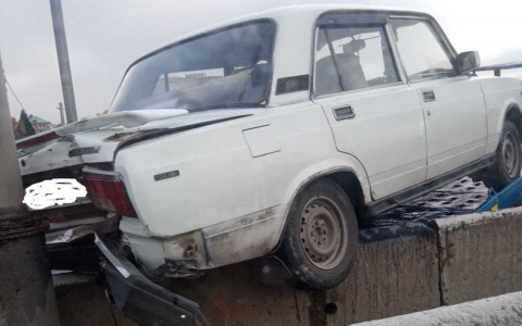 В Пензе на проспекте Победы машина повисла на мосту