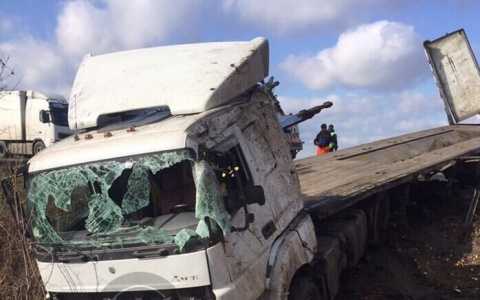 «У водителя перелом ключицы, у девушки – позвоночника»: чем закончилась авария под Пензой