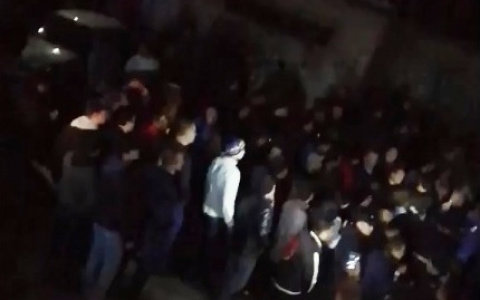 «Отдайте его нам!»: люди требуют выдать подозреваемого в yбийствe 9-летней девочки – видео