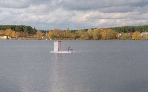 "Приколюха плывучая": в пензенском селе Засечном в реке плавает странный объект