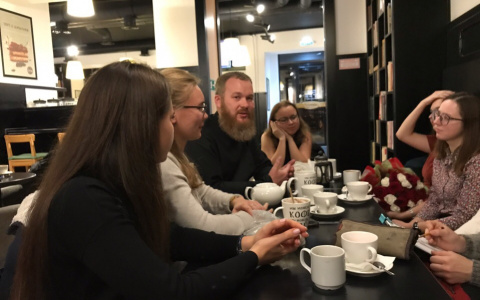 Пензенский священник выпил со студентами чаю и рассказал о любви