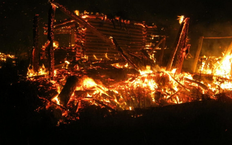 Сгорело все: в Пензенской области на пепелище нашли дедушку