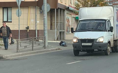 Человек лежит на улице, всем наплевать: пензенцы обсуждают равнодушие прохожих