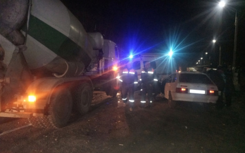 Легковушка с бетоновозом: пострадавшего доставали спасатели