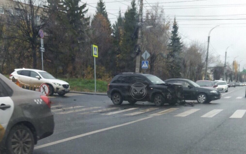 В Пензе на Южной поляне жестко столкнулись иномарки