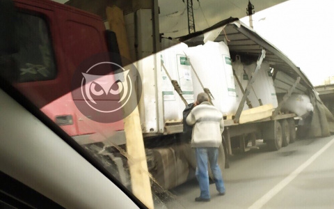 В Пензе возле Бакунинского моста разворотило кузов большегруза