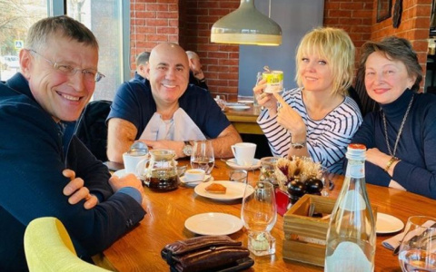Певица Валерия с мужем пообедали в Пензе с родителями Крида