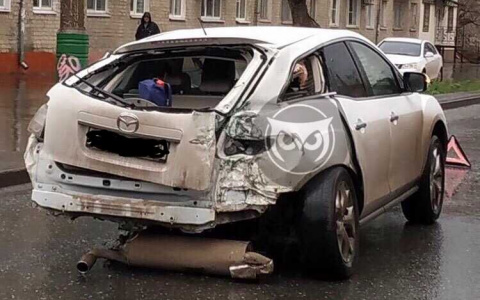 "Оторвало глушитель": в Пензе жестко столкнулись Mazda и Lada Kalina