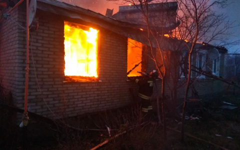 В Пензенской области из горящего дома эвакуировали четверых жителей