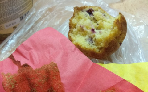 Могла остаться без зубов: пензячка купила маффин с "сюрпризом"