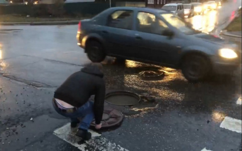 «Стоят с аварийками, но люк не закрыли»: пензенцы удивлены поведением автомобилистов – видео