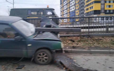 В ГИБДД Пензы рассказали подробности аварии, где авто влетело в отбойник