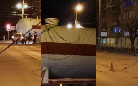 В Пензе троллейбусные провода намотались на большегруз, перекрывший дорогу