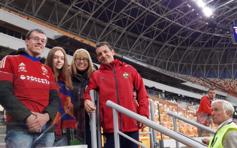 "Много работает, чтобы разнообразить нашу жизнь": брат и сестра из Пензы рассказали о своей маме