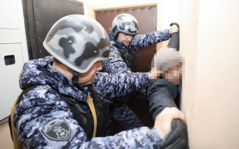 Разнесли камеру и зеркало: в Пензе мужчины, застряв в лифте, начали буянить