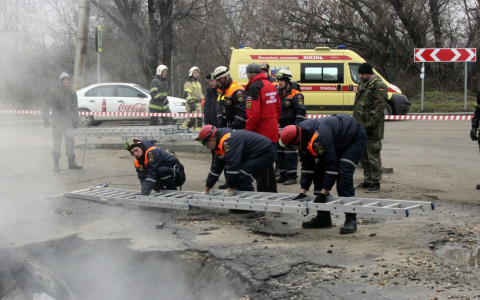 Трагедия на Аустрина: спасатели извлекают из ямы машину с погибшими пензенцами – видео