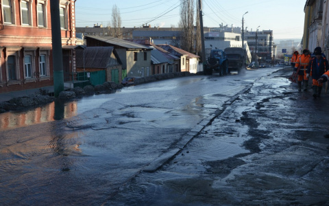 Прорыв трубы на Кураева: дорога превратилась в каток - фото