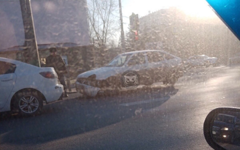 В Пензе на перекрестке двух улиц "Приоре" оторвало бампер
