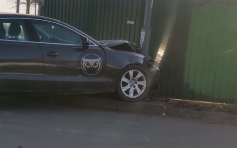 В Пензе иномарка влетела в столб