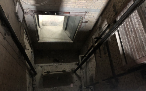 Появились фото с места падения охранника в шахту лифта в ТЦ Заречного