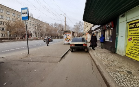 Паркинг по студенческому: учащиеся вуза загородили пешеходный проезд