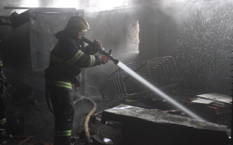 Новые фото с места пожара на мебельной фабрике в Пензе