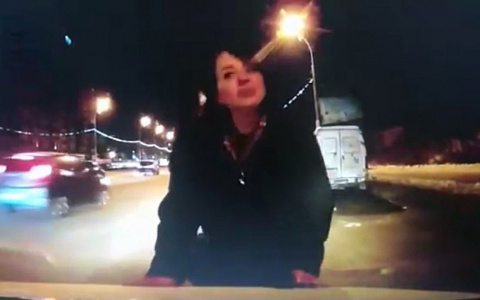 Странная пензячка бросается на машины с обочины – видео