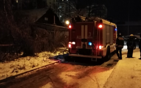 Пожарные эвакуировали из горящего здания на Богданова девять человек