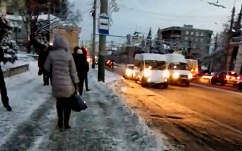 Вместо песка черная слизь: дороги в Пензенской области посыпают экспериментальным реагентом?