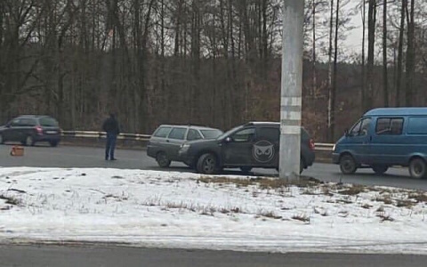 В Пензе на Ахунском переезде ВАЗ врезался в иномарке