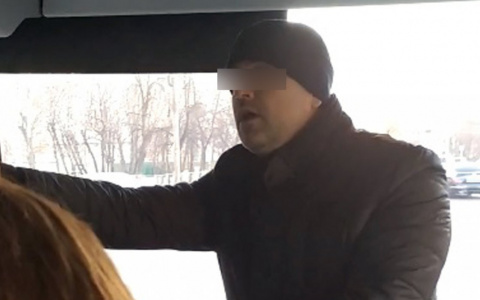 В Пензе водитель иномарки остановил автобус и напугал детей