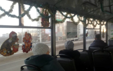 На Новый год: по Пензе катается украшенный троллейбус