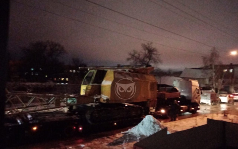 Пензенский пункт назначения: стрела крана упала на проезжую часть - фото