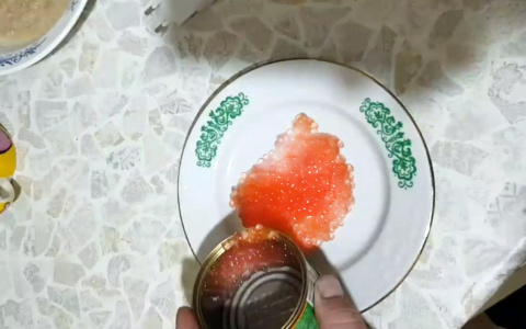 Любимый внук был шокирован тем, что получил вместо красной икры – видео