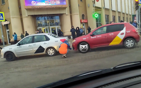 В Пензе столкнулись два автомобиля такси