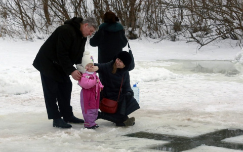 Свечи и крыжма: пензенский священник рассказал, что покупают и как проводят обряд крещения