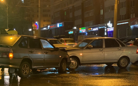 Новогодний поцелуй: на перекрестке в Пензе произошло столкновение авто - фото