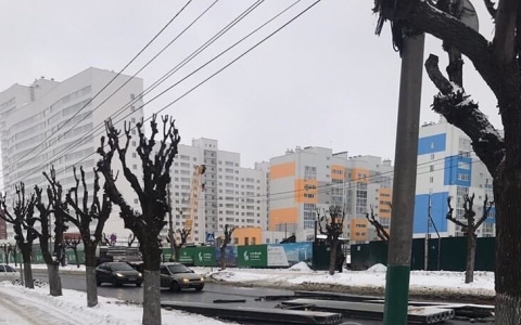 ЧП на дороге: пензенский длинномер рассыпал плиты на проезжей части