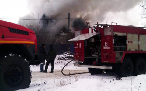 Трое детей лишились дома после страшного пожара в Кузнецке – видео
