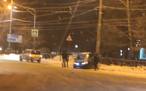 В центре Пензы с автоледи произошло странное ДТП - фото